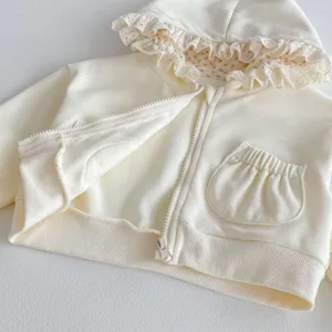Detail babymeisje rits hoodie sweatshirt, ecru korte bovenkleding met bloemen capuchon.