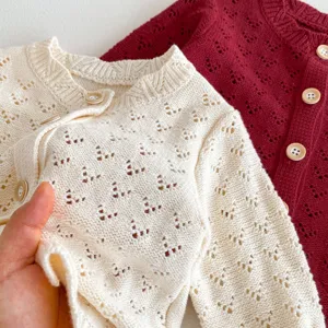 Süßes Baby Strickjacke Set mit Lochmuster, weicher langarm Kleinkind Pullover Anzug.