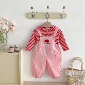 Bonito conjunto de sudadera con capucha a rayas y peto rosa para niña, ideal para otoño.