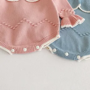 Süßer Baby Strick-Strampler mit Rüschenkragen und Knöpfen, bequeme Kleidung für Herbst.