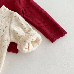 Baby Strickjacke Detailansicht mit weicher Baumwollgarn Textur und Lochmuster Design.