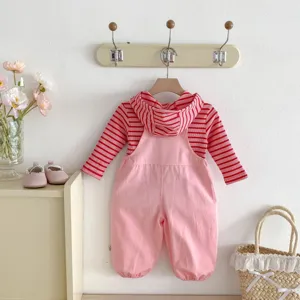 Lindo conjunto de peto de otoño para niña con top con capucha de rayas y pantalón rosa, elegante.
