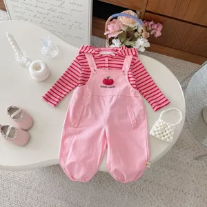 Lindo conjunto de otoño para niña con parte superior a rayas y peto rosa detalle.