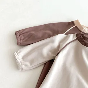 Detailansicht des Baby Langarm-Sweatshirts mit kontrastfarbenem Rippkragen und Bündchen.