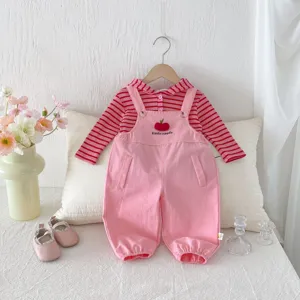 Lindo conjunto de bebé niña top rosa a rayas y peto con bordado de manzana para el otoño.