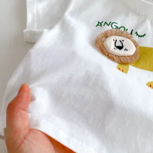 White baby t-shirt with cute 3D plush lion applique and short sleeves for summer toddlers.