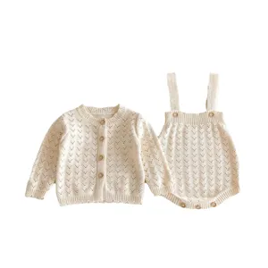 Baby Mädchen Strickjacke und Latzhose Set, süße Lochmuster Kleinkind Herbstkleidung.