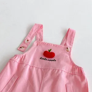 Peto rosa para niña pequeña con bonito bordado de manzana, cómodo pantalón con tirantes.