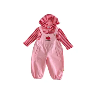 Conjunto de ropa de otoño para bebé niña con sudadera a rayas y peto rosa bonito.