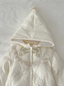 Baby Winter Kapuzen Daunen Overall mit Blumen Stickerei und feinem Spitzenkragen Kragen.