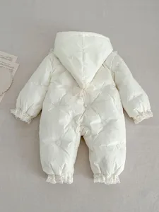 Schöne Baby Winter Overall Stickerei Spitze Detailansicht, warme wattierte Jumpsuit Textur.