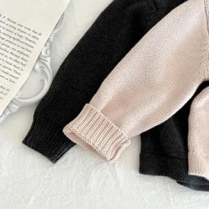 Strickpullover Detailansicht, weiche Baumwollmischung Gewebestruktur, gemütliche Kindermode.
