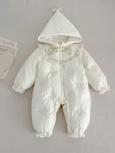 Niedlicher Baby Winter Kapuzen Strampler mit feiner Blumenstickerei, Borte und Wattierung