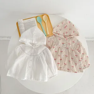 Baby zomer ademend lichtgewicht capuchon zonbescherming cardigan jas detailweergave.