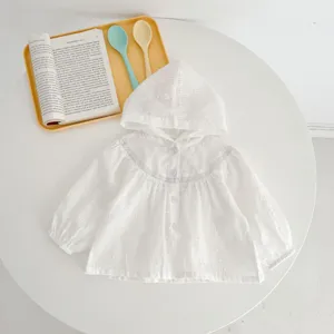 Zomer witte baby hooded cardigan, lichtgewicht ademende katoenen baby jas voor buiten.