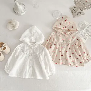 Detailweergave van zomerkleding voor baby's met lichtgewicht vest met schattige print.