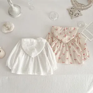 Detail van het lichte zomerse zonbeschermingsjasje met capuchon voor kleine babymeisjes.