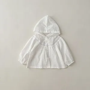 Wit baby-vest met capuchon, ademend lichtgewicht katoenen zonbeschermingsjasje met stippenpatroon.
