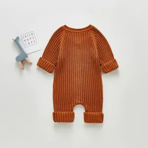 Gemütlicher brauner Rippstrick Baby Jumpsuit, Langarm Strampler für Herbst und Frühlingskleidung.