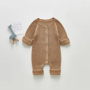 Nahaufnahme Detail von Baby langarm Strick Strampler in Kaki Farbe mit Holzknöpfen.