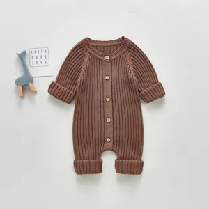 Brauner Strick-Baby-Strampler mit Knöpfen, langen Ärmeln, weiches Material Detail.