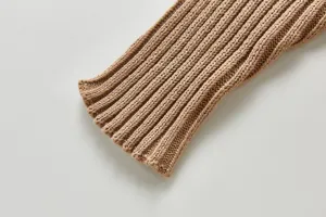 Detaillierte Nahaufnahme des feinen Rippstrick-Bündchens vom Baby Langarm Pullover.