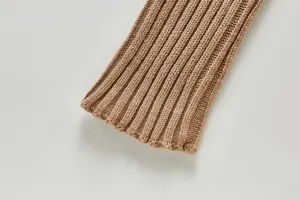 Detaillierte Nahaufnahme des Ärmels vom Baby Strickoverall, weiche Rippstrick, khaki.