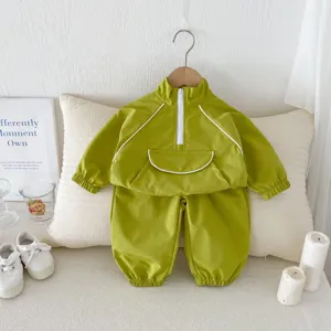 Chandal deportivo verde de otono para ninos, chaqueta casual y pantalones largos detalle