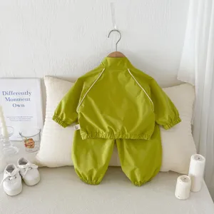Conjunto deportivo de otoño para niños en verde con ribete blanco, ropa casual cómoda de dos piezas.