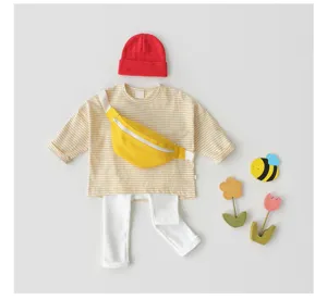 Dettaglio di abbigliamento per neonati in flat lay con maglia a righe, leggings e borsa.