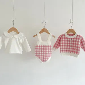 Adorable ensemble tricoté pour bébé avec cardigan à carreaux roses et barboteuse mignonne.