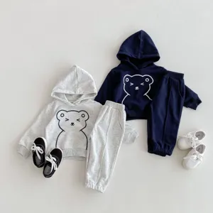 Vista detallada del conjunto de sudadera con capucha y pantalón con estampado de osito.