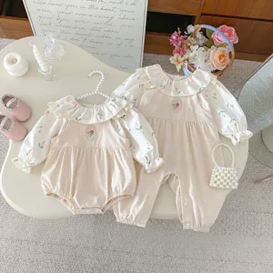 Vista dettagliata del grazioso top floreale e set salopette per bambina, abito autunnale.