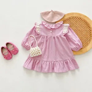 Delizioso completo abito rosa a maniche lunghe con volant per bambina accessori dettaglio.