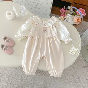 Completo casual per bambina piccola con top floreale a maniche lunghe e pantaloni con bretelle.