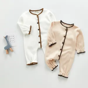 Baby Rippstrick Strampler Set mit süßer brauner Häkelborte und langen Ärmeln für Kleinkinder.