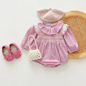 Set tutina manica lunga per bambina dolce con berretto e scarpe vista dettagliata