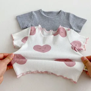Ensemble t-shirt bébé côtelé manches courtes, joli imprimé cœur, tissu doux et extensible.
