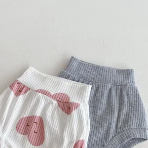 Détail short bébé en côtes, texture coton doux, design imprimé cœur mignon et charmant.