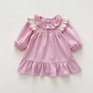 Grazioso vestito a maniche lunghe da bambina con volant e dettagli in pizzo delicato.