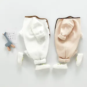 Detailansicht Baby Strick Overall Strampler, weicher Rippstoff mit süßem Spitzenbesatz Knöpfen.