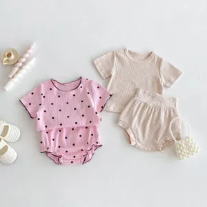 Vue détaillée de l'ensemble deux pièces d'été pour bébé avec haut côtelé à manches courtes.