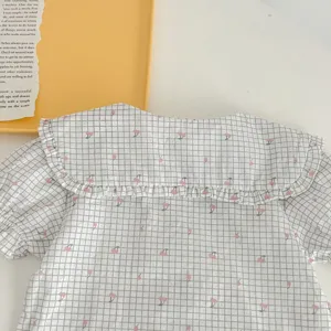 Grazioso top a maniche corte per bambina con stampa a quadri e ciliegie e colletto alla marinara.