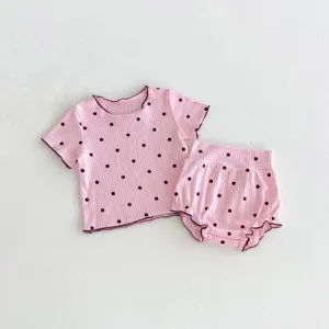 Joli ensemble d'été pour bébé haut côtelé à manches courtes et culotte à pois pour nourrissons.
