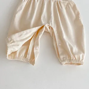 Primo piano dettaglio tutina neonato bottoni a pressione cotone morbido abbigliamento bambini