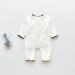 Weißer Strick Baby-Strampler mit braunem Saum, süßer Langarm-Einteiler für Frühling.
