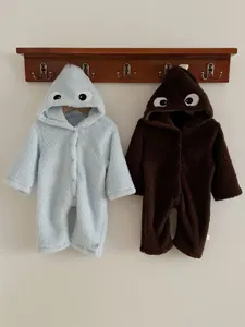 Lindo pelele de peluche suave para bebé con capucha, detalles de romper térmico de invierno.