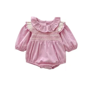Graziosa tutina rosa a maniche lunghe per neonata con colletto con volant e petto smock.