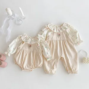 Carino set casual da bambina con top floreale a volant e salopette per l'autunno.