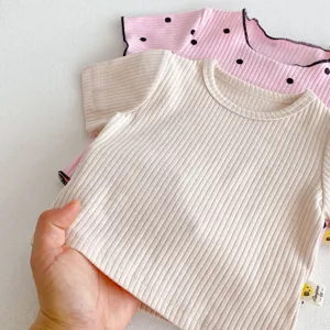 Vue détaillée du charmant ensemble t-shirt à manches courtes côtelé pour bébé design.
